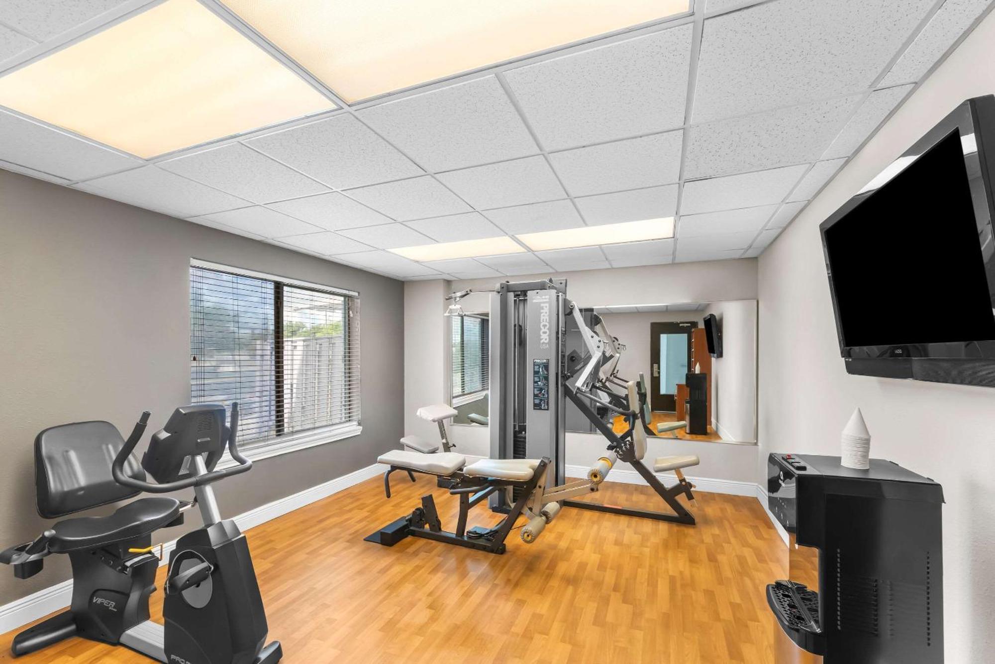 Comfort Suites Austin Airport Esterno foto